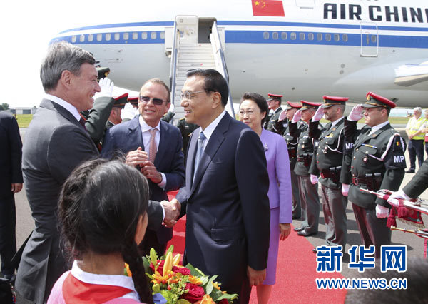 當?shù)貢r間6月28日下午，經中歐雙方商定，國務院總理李克強乘專機抵達比利時首都布魯塞爾，出席第十七次中國歐盟領導人會晤。李克強總理夫人程虹同機抵達。歐盟和比利時政府高級官員到阿貝拉格機場迎接。新華社記者 龐興雷 攝 