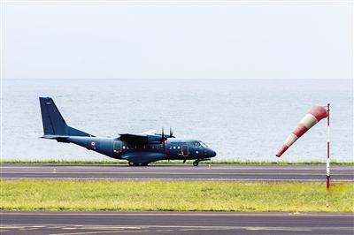 7日，法屬留尼汪島，法國(guó)軍事運(yùn)輸機(jī)沿海岸搜尋MH370殘骸。