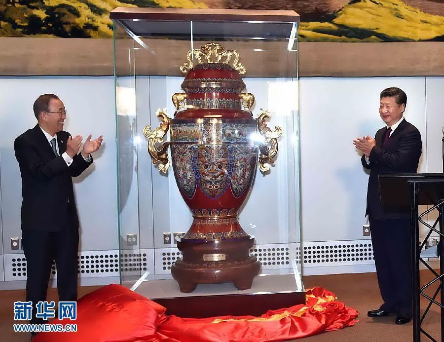 9月27日，國家主席習(xí)近平在紐約出席中國向聯(lián)合國贈(zèng)送“和平尊”儀式。聯(lián)合國秘書長潘基文出席。 新華社記者 李濤 攝 