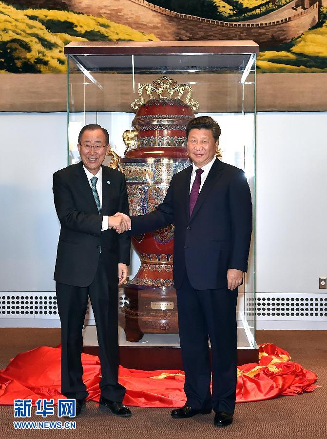  9月27日，國家主席習(xí)近平在紐約出席中國向聯(lián)合國贈(zèng)送“和平尊”儀式。聯(lián)合國秘書長潘基文出席。 新華社記者 李濤 攝 