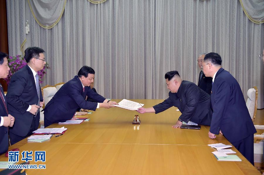 10月9日，中共中央政治局常委、中央書記處書記劉云山在平壤百花園迎賓館會(huì)見朝鮮勞動(dòng)黨第一書記金正恩。這是劉云山向金正恩轉(zhuǎn)交習(xí)近平總書記的親署函。新華社記者 李濤 攝
