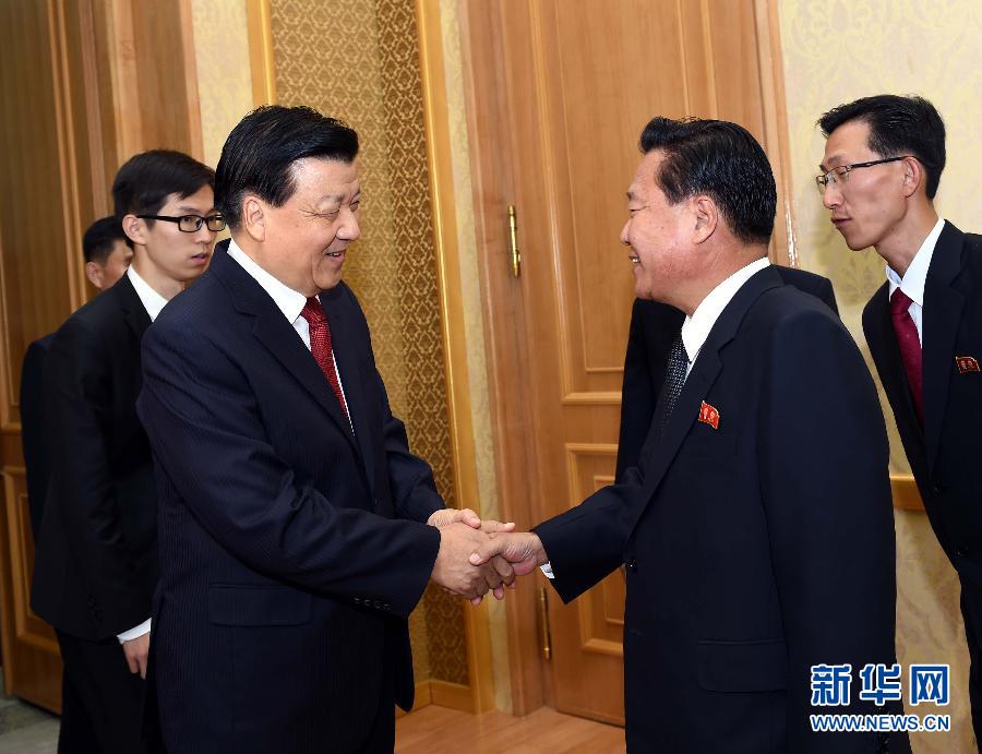 10月9日，在朝鮮進(jìn)行正式友好訪問的中共中央政治局常委、中央書記處書記劉云山與朝鮮勞動(dòng)黨中央政治局委員、中央書記崔龍海舉行會(huì)談。新華社記者 饒愛民 攝