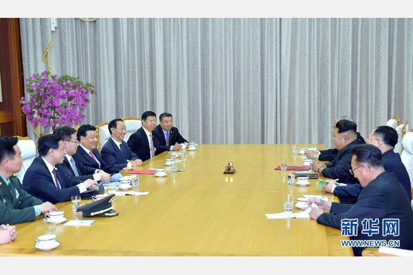 10月9日，中共中央政治局常委、中央書記處書記劉云山在平壤百花園迎賓館會(huì)見朝鮮勞動(dòng)黨第一書記金正恩。 新華社記者 李濤 攝 