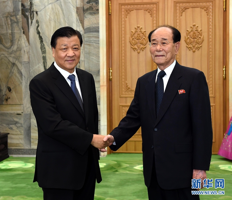 10月10日，正在朝鮮訪問(wèn)的中共中央政治局常委、中央書記處書記劉云山在平壤會(huì)見(jiàn)朝鮮勞動(dòng)黨中央政治局常委、最高人民會(huì)議常任委員會(huì)委員長(zhǎng)金永南。 新華社記者 饒愛(ài)民 攝
