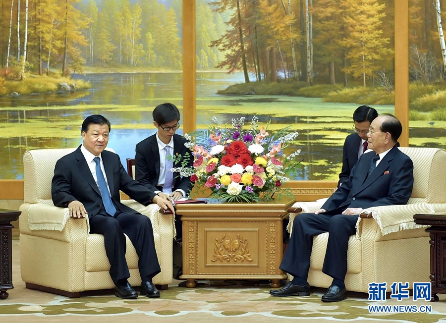 10月10日，正在朝鮮訪問(wèn)的中共中央政治局常委、中央書記處書記劉云山在平壤會(huì)見(jiàn)朝鮮勞動(dòng)黨中央政治局常委、最高人民會(huì)議常任委員會(huì)委員長(zhǎng)金永南。 新華社記者 李濤 攝