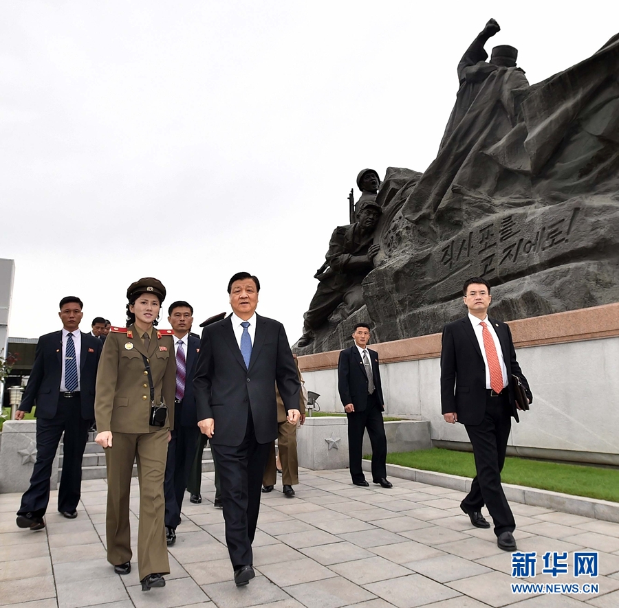 10月10日，正在朝鮮訪問(wèn)的中共中央政治局常委、中央書記處書記劉云山在平壤參觀朝鮮祖國(guó)解放戰(zhàn)爭(zhēng)勝利紀(jì)念館。 新華社記者 李濤 攝