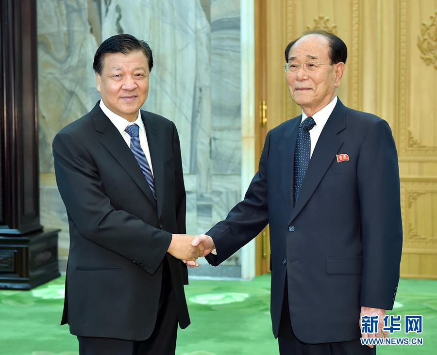 10月10日，正在朝鮮訪問(wèn)的中共中央政治局常委、中央書記處書記劉云山在平壤會(huì)見(jiàn)朝鮮勞動(dòng)黨中央政治局常委、最高人民會(huì)議常任委員會(huì)委員長(zhǎng)金永南。 新華社記者 李濤 攝