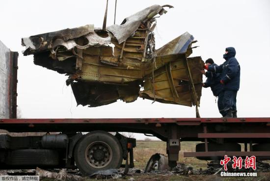 資料圖：2014年11月16日，烏克蘭頓涅茨克地區(qū)，墜毀MH17飛機事故現(xiàn)場成功搜尋到起落架的部分殘骸，一大塊機身殘片等。