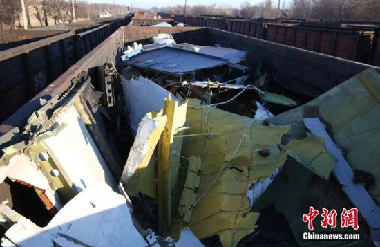 資料圖：烏克蘭頓涅茨克，MH17墜毀客機的殘骸裝上火車。圖片來源：CFP視覺中國