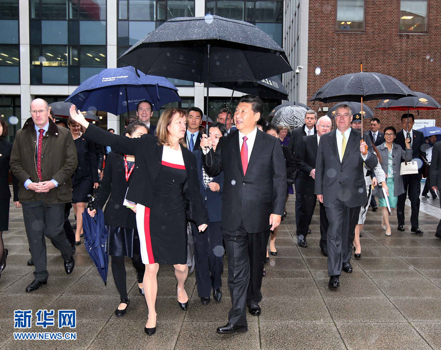 10月21日，國(guó)家主席習(xí)近平在倫敦參觀帝國(guó)理工學(xué)院。 新華社記者姚大偉 攝