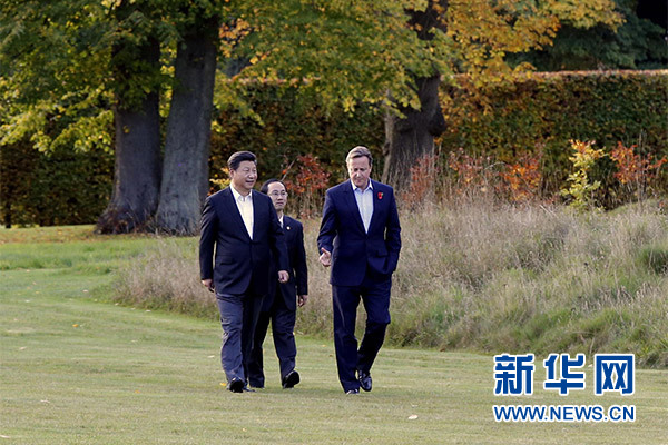 這是習(xí)近平與卡梅倫漫步草坪，邊走邊談。新華社記者 鞠鵬攝