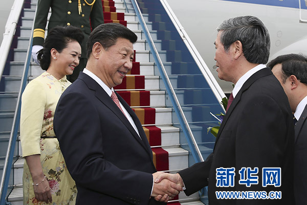 11月5日，中共中央總書記、國(guó)家主席習(xí)近平抵達(dá)越南首都河內(nèi)，開始對(duì)越南進(jìn)行國(guó)事訪問。這是越南高級(jí)官員到機(jī)場(chǎng)迎接習(xí)近平和夫人彭麗媛。新華社記者蘭紅光攝 