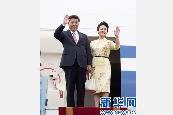 11月5日，中共中央總書記、國(guó)家主席習(xí)近平抵達(dá)越南首都河內(nèi)，開始對(duì)越南進(jìn)行國(guó)事訪問。這是習(xí)近平和夫人彭麗媛步出艙門向歡迎人群揮手致意。新華社記者 李學(xué)仁 攝