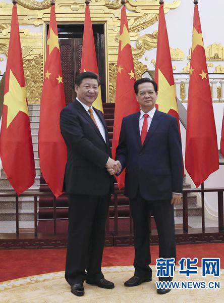 11月5日，中共中央總書記、國家主席習(xí)近平在河內(nèi)會(huì)見越南總理阮晉勇。新華社記者 蘭紅光 攝 