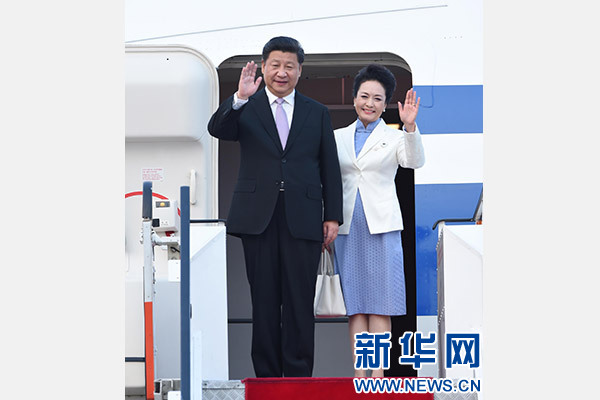 11月6日，國家主席習(xí)近平抵達(dá)新加坡，開始對新加坡進(jìn)行國事訪問。這是習(xí)近平和夫人彭麗媛步出艙門。 新華社記者張鐸攝
