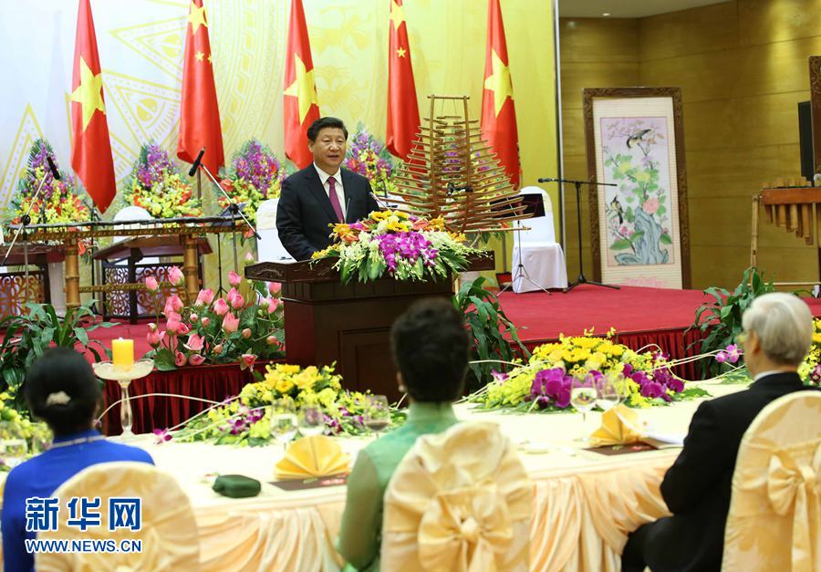 11月5日，中共中央總書記、國家主席習(xí)近平和夫人彭麗媛出席越共中央總書記阮富仲和越南國家主席張晉創(chuàng)在河內(nèi)國際會議中心舉行的盛大歡迎晚宴。新華社記者 龐興雷 攝 