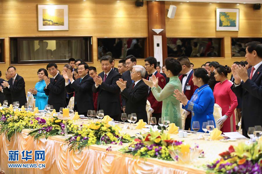 11月5日，中共中央總書記、國家主席習(xí)近平和夫人彭麗媛出席越共中央總書記阮富仲和越南國家主席張晉創(chuàng)在河內(nèi)國際會議中心舉行的盛大歡迎晚宴。新華社記者 龐興雷 攝 