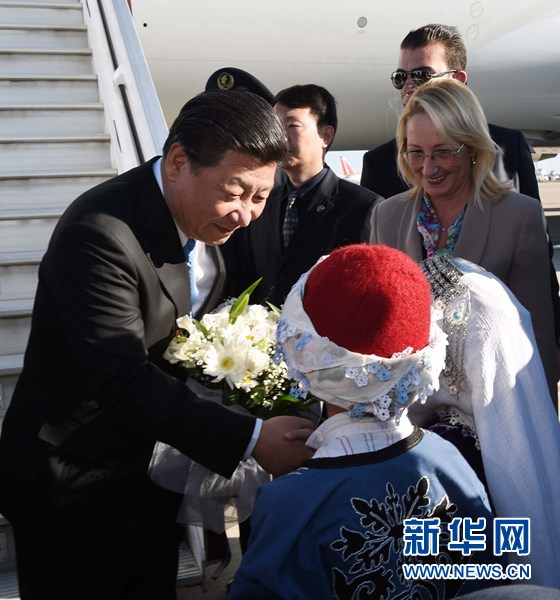 11月14日，國(guó)家主席習(xí)近平抵達(dá)土耳其安塔利亞，應(yīng)土耳其共和國(guó)總統(tǒng)埃爾多安邀請(qǐng)，出席二十國(guó)集團(tuán)領(lǐng)導(dǎo)人第十次峰會(huì)。這是土耳其兒童向習(xí)近平主席獻(xiàn)花。新華社記者 饒愛民 攝 