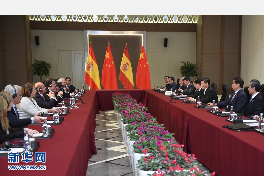 11月16日，國(guó)家主席習(xí)近平在土耳其安塔利亞會(huì)見西班牙首相拉霍伊。 新華社記者 張鐸 攝