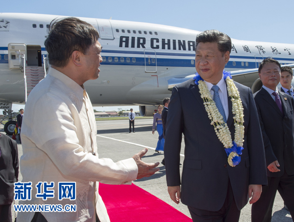 11月17日，國家主席習(xí)近平抵達(dá)菲律賓首都馬尼拉尼諾·阿基諾國際機(jī)場，出席即將舉行的亞太經(jīng)合組織第二十三次領(lǐng)導(dǎo)人非正式會議。菲律賓高級官員到機(jī)場迎接習(xí)近平主席。新華社記者李學(xué)仁攝