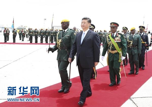 12月1日，中國國家主席習近平乘專機抵達津巴布韋首都哈拉雷，開始對津巴布韋進行國事訪問。津巴布韋總統(tǒng)穆加貝在機場舉行隆重歡迎儀式。這是習近平檢閱儀仗隊。新華社記者 黃敬文 攝 