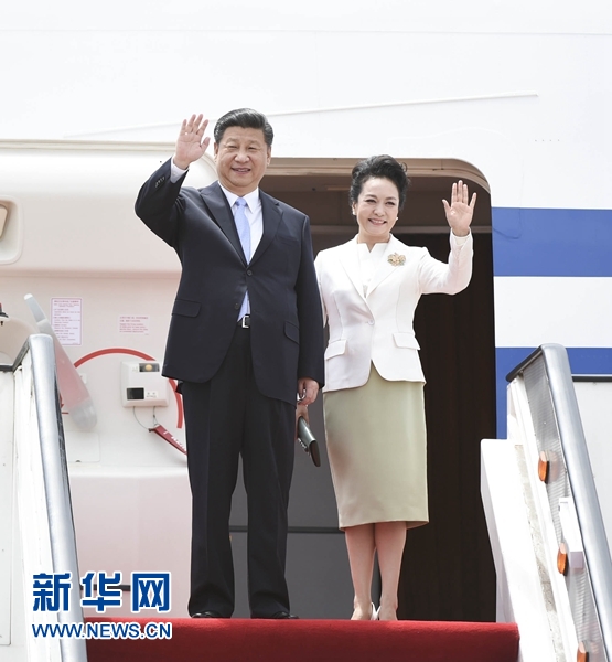 12月1日，中國國家主席習近平乘專機抵達津巴布韋首都哈拉雷，開始對津巴布韋進行國事訪問。津巴布韋總統(tǒng)穆加貝在機場舉行隆重歡迎儀式。這是習近平和夫人彭麗媛向歡迎人群揮手致意。新華社記者 謝環(huán)馳 攝 