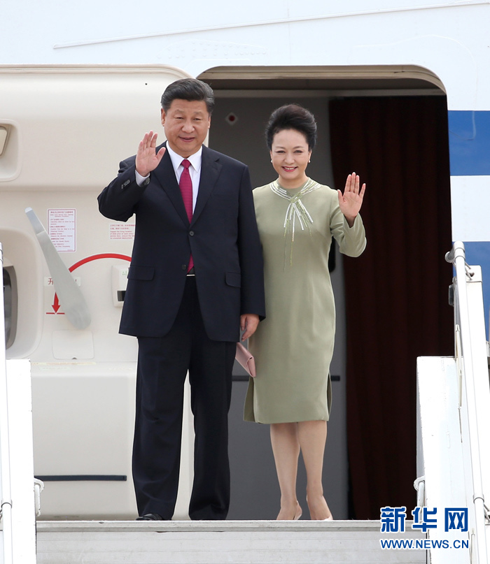 12月2日，國家主席習(xí)近平抵達(dá)南非首都比勒陀利亞，開始對(duì)南非進(jìn)行國事訪問。這是習(xí)近平和夫人彭麗媛向歡迎人群揮手致意。新華社記者龐興雷攝