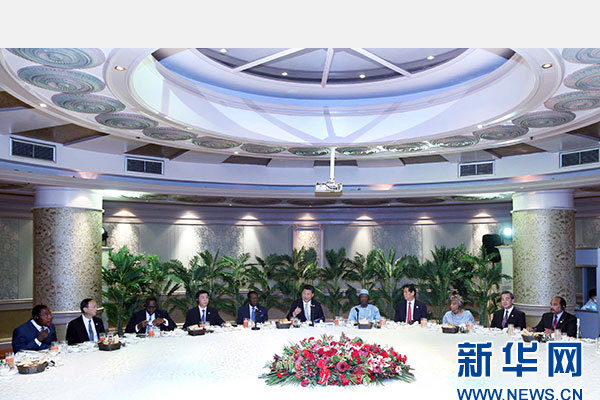 12月5日，國家主席習(xí)近平在約翰內(nèi)斯堡再次集體會(huì)見17位非洲國家領(lǐng)導(dǎo)人。 新華社記者 姚大偉 攝