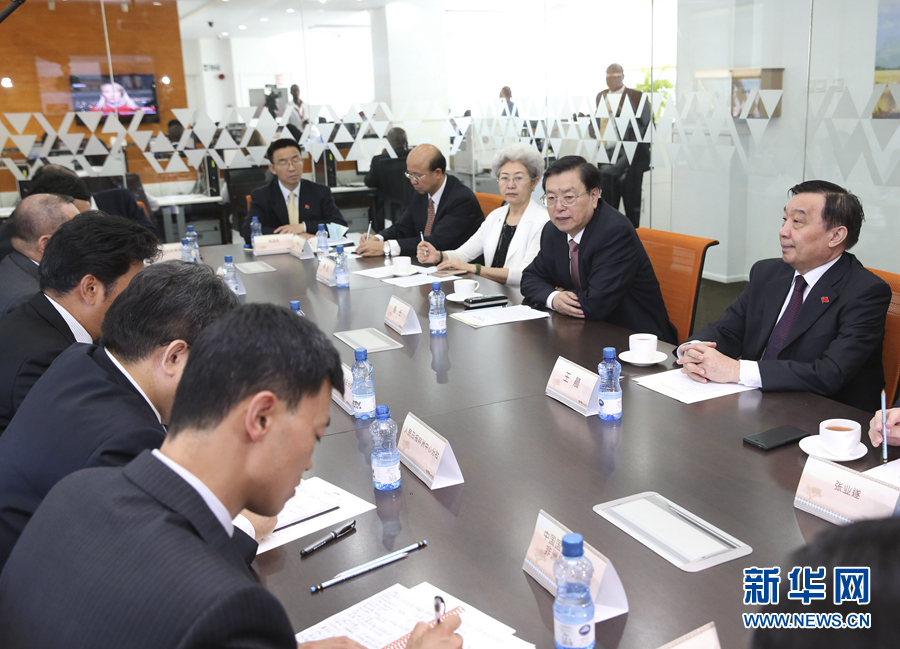 這是3月25日，張德江在肯尼亞首都內(nèi)羅畢考察中央電視臺(tái)非洲分臺(tái)并接見中央媒體駐非洲機(jī)構(gòu)負(fù)責(zé)人。 新華社記者馬占成攝