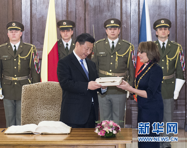 當?shù)貢r間3月29日，國家主席習近平在捷克布拉格會見布拉格市長科爾娜喬娃，并接受科爾娜喬娃代表該市贈予的城市鑰匙。 新華社記者 王曄 攝