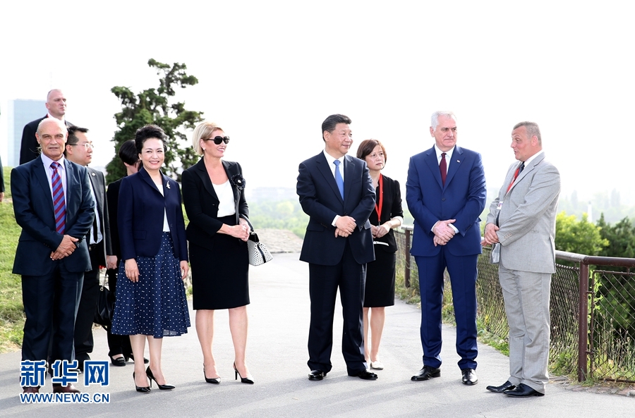 6月17日，中國國家主席習(xí)近平和夫人彭麗媛在塞爾維亞總統(tǒng)尼科利奇夫婦陪同下參觀具有悠久歷史的貝爾格萊德卡萊梅格丹公園。 新華社記者 馬占成 攝