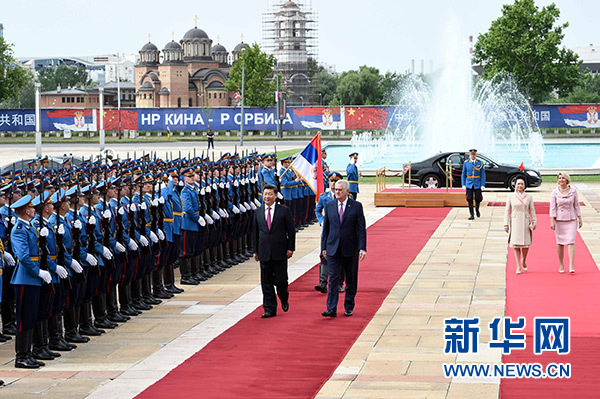 6月18日，國家主席習(xí)近平出席塞爾維亞總統(tǒng)尼科利奇在貝爾格萊德舉行的隆重歡迎儀式。 新華社記者饒愛民攝