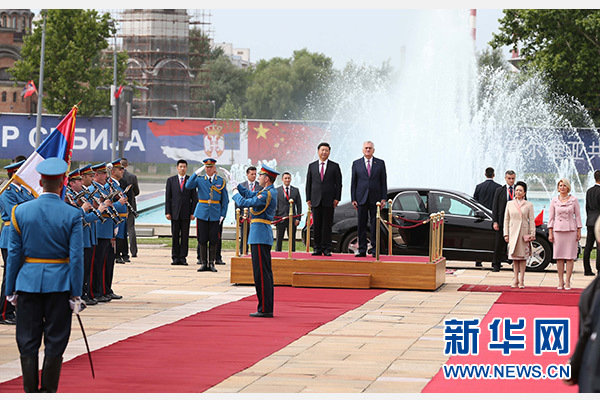  6月18日，國家主席習(xí)近平出席塞爾維亞總統(tǒng)尼科利奇在貝爾格萊德舉行的隆重歡迎儀式。 新華社記者馬占成攝