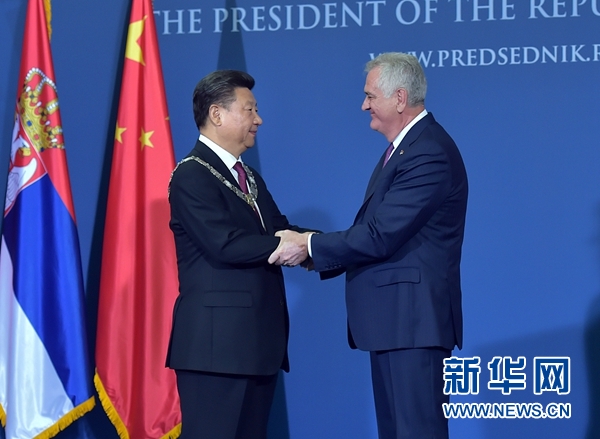 6月18日，國家主席習(xí)近平在貝爾格萊德同塞爾維亞總統(tǒng)尼科利奇舉行會談。會談后，尼科利奇向習(xí)近平授予塞爾維亞最高級別勛章“共和國一級榮譽(yù)勛章”，感謝習(xí)近平為中塞關(guān)系發(fā)展作出的杰出貢獻(xiàn)。新華社記者 李濤 攝 