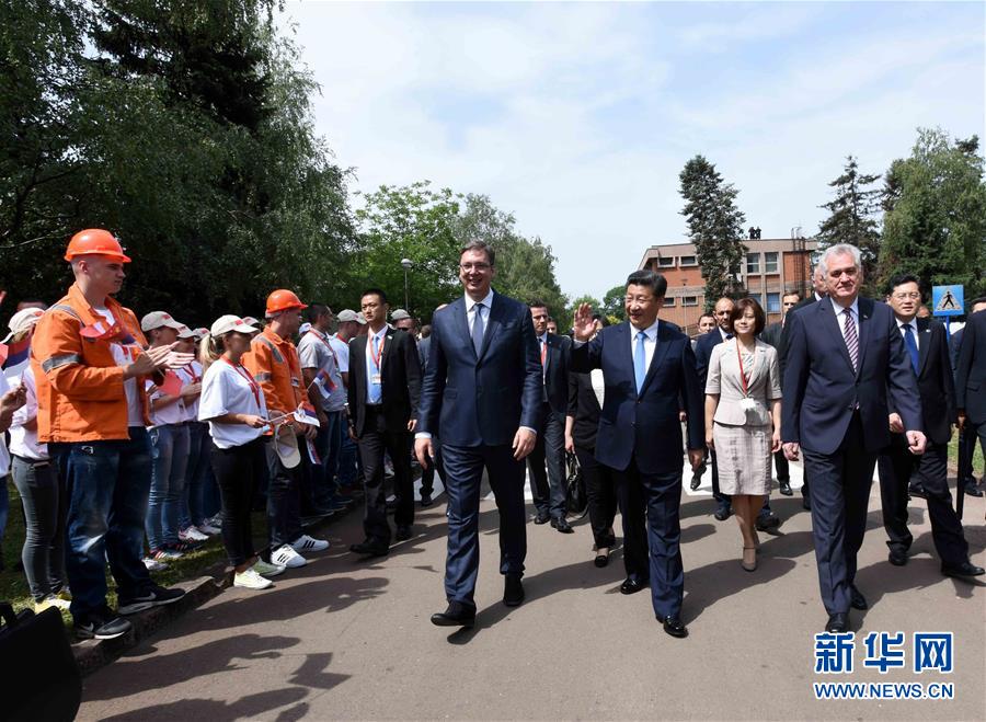 6月19日上午，國家主席習近平在貝爾格萊德參觀河鋼集團塞爾維亞斯梅代雷沃鋼廠。習近平抵達時，塞爾維亞總統(tǒng)尼科利奇、總理武契奇在停車處熱情迎接。鋼廠工人和家屬、當?shù)厥忻駭?shù)千人夾道歡迎。新華社記者 饒愛民 攝