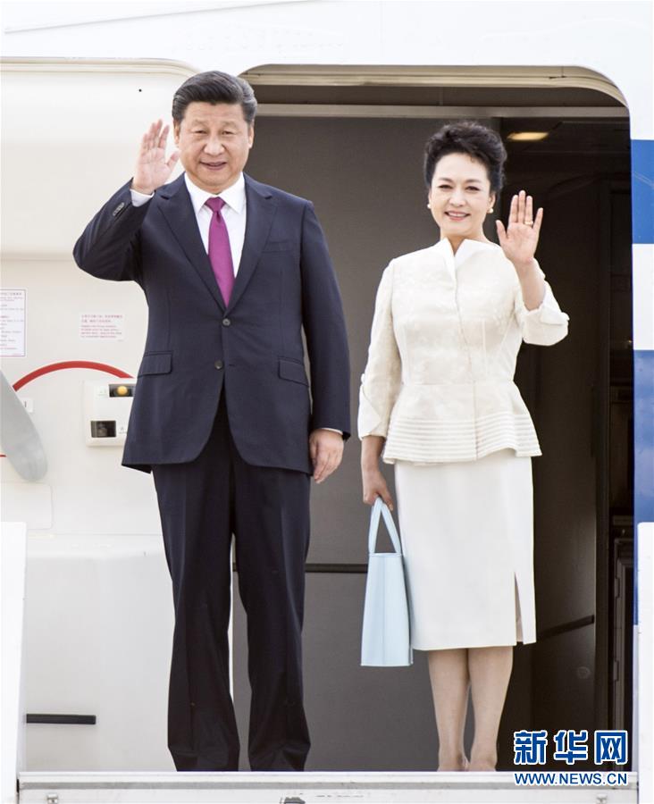 6月19日，國家主席習近平抵達華沙，開始對波蘭共和國進行國事訪問。這是習近平和夫人彭麗媛步出艙門。 新華社記者 謝環(huán)馳 攝 