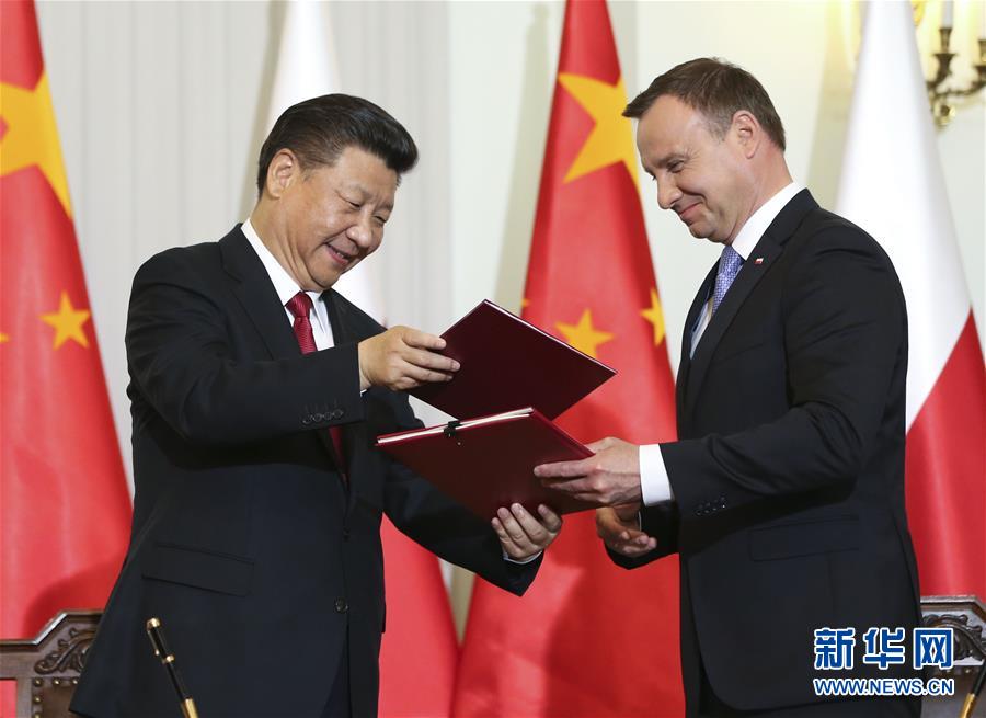 6月20日，國家主席習(xí)近平在華沙同波蘭總統(tǒng)杜達舉行會談。這是會談后，兩國元首共同簽署《中華人民共和國和波蘭共和國關(guān)于建立全面戰(zhàn)略伙伴關(guān)系的聯(lián)合聲明》。新華社記者蘭紅光攝