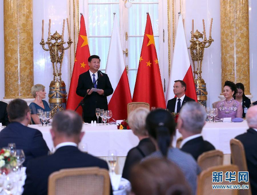 6月20日，國家主席習近平出席波蘭總統(tǒng)杜達在華沙王宮舉行的盛大歡迎晚宴。 新華社記者 劉衛(wèi)兵 攝