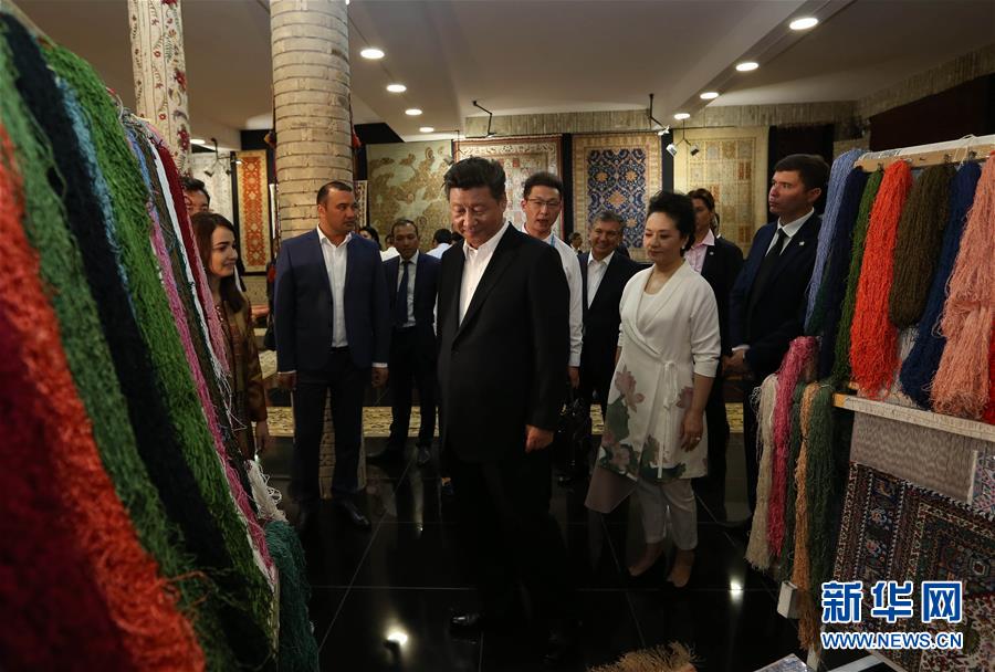 6月21日下午，正在對(duì)烏茲別克斯坦進(jìn)行國(guó)事訪問的國(guó)家主席習(xí)近平在烏茲別克斯坦總理米爾濟(jì)約耶夫陪同下，來(lái)到布哈拉古城參觀這座被稱為“絲綢之路活化石”的歷史文化名城。這是習(xí)近平和夫人彭麗媛參觀一家地毯和絲綢作坊。新華社記者蘭紅光攝
