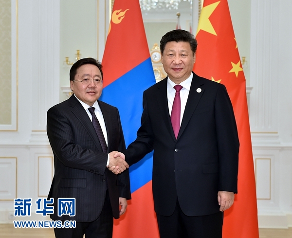 6月23日，國家主席習(xí)近平在塔什干會見蒙古國總統(tǒng)額勒貝格道爾吉。 新華社記者李濤攝