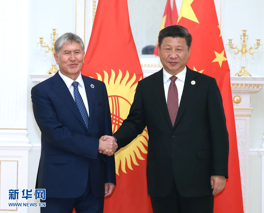 6月24日，國家主席習(xí)近平在烏茲別克斯坦塔什干會(huì)見吉爾吉斯斯坦總統(tǒng)阿坦巴耶夫。 新華社記者 馬占成 攝