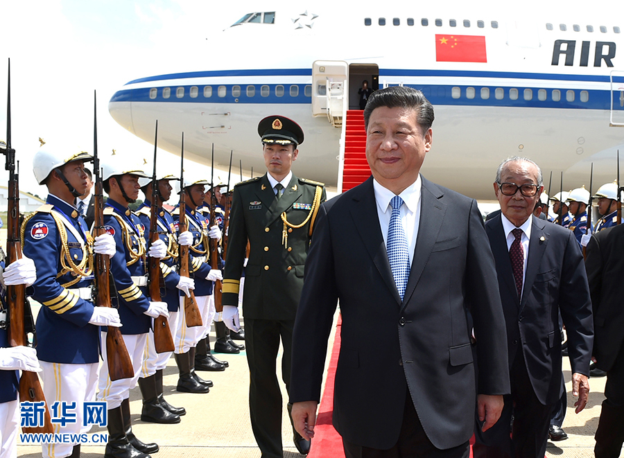 10月13日，國家主席習(xí)近平乘專機(jī)抵達(dá)金邊國際機(jī)場，開始對柬埔寨王國進(jìn)行國事訪問。柬埔寨副首相兼王宮事務(wù)大臣貢桑奧親王和夏卡朋親王、阿倫公主等在舷梯旁熱情迎接習(xí)近平主席。新華社記者　謝環(huán)馳　攝