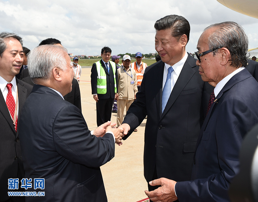 10月13日，國家主席習(xí)近平乘專機(jī)抵達(dá)金邊國際機(jī)場，開始對柬埔寨王國進(jìn)行國事訪問。柬埔寨副首相兼王宮事務(wù)大臣貢桑奧親王和夏卡朋親王、阿倫公主等在舷梯旁熱情迎接習(xí)近平主席。新華社記者　謝環(huán)馳　攝