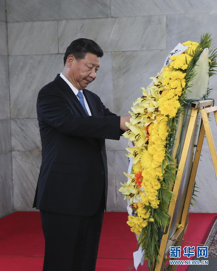 10月13日，國(guó)家主席習(xí)近平在金邊同柬埔寨首相洪森舉行會(huì)談。會(huì)談前，習(xí)近平向柬埔寨獨(dú)立紀(jì)念碑獻(xiàn)花圈。 新華社記者丁林?jǐn)z 