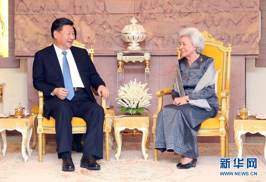 10月13日，國(guó)家主席習(xí)近平在金邊看望柬埔寨太后莫尼列。新華社記者姚大偉攝 