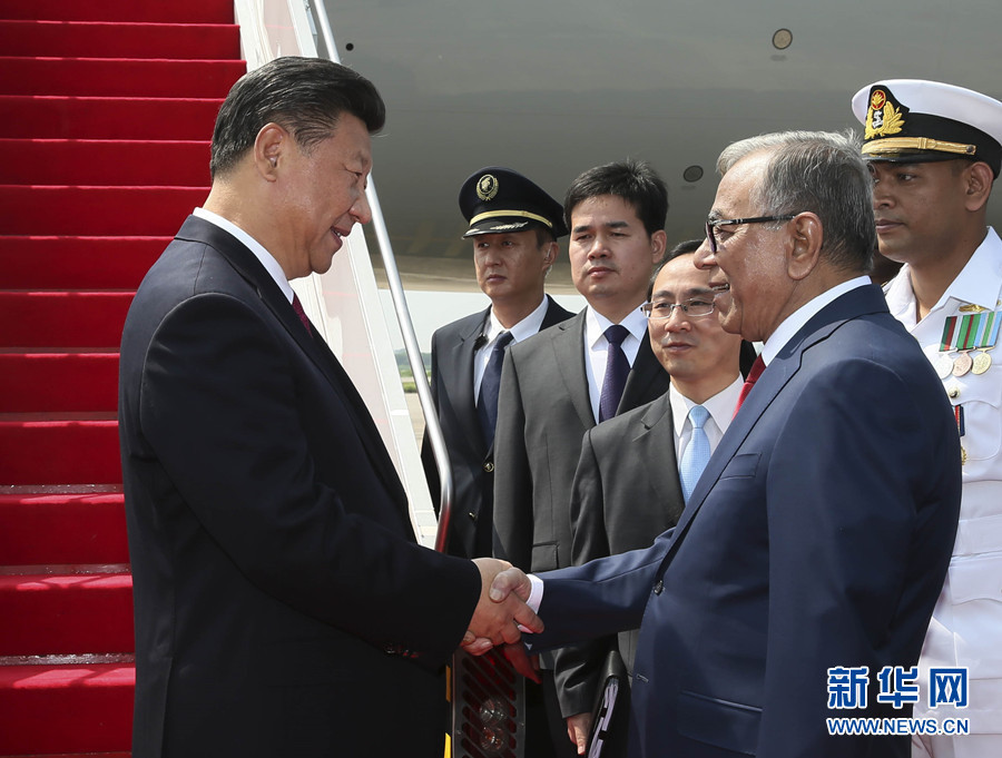10月14日，國家主席習(xí)近平抵達(dá)達(dá)卡，開始對(duì)孟加拉人民共和國進(jìn)行國事訪問。這是孟加拉國總統(tǒng)哈米德在舷梯旁迎接習(xí)近平主席。 新華社記者蘭紅光 攝