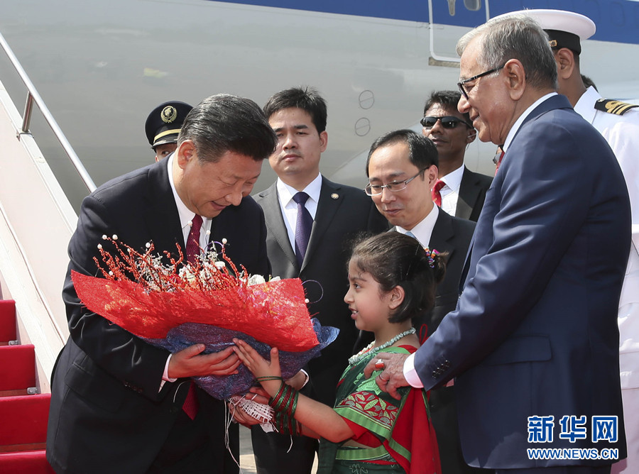 10月14日，國家主席習(xí)近平抵達(dá)達(dá)卡，開始對(duì)孟加拉人民共和國進(jìn)行國事訪問。這是習(xí)近平接受孟加拉國兒童獻(xiàn)花。 新華社記者 蘭紅光 攝