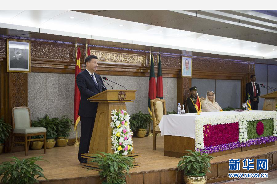 10月14日，國家主席習(xí)近平在達(dá)卡同孟加拉國總理哈西娜舉行會談。這是會談后，兩國領(lǐng)導(dǎo)人共同會見記者。 新華社記者謝環(huán)馳攝 