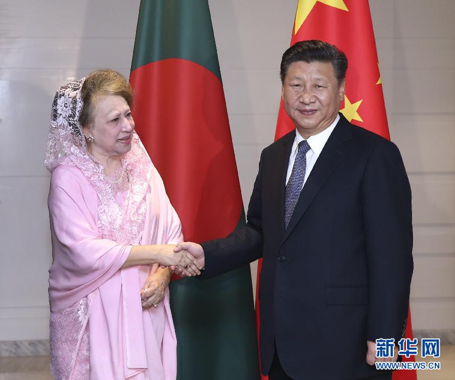 10月14日，國家主席習(xí)近平在達(dá)卡會見孟加拉國民族主義黨主席卡莉達(dá)·齊亞。  新華社記者龐興雷攝 