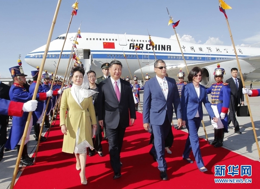 當?shù)貢r間11月17日，國家主席習近平乘專機抵達基多，開始對厄瓜多爾共和國進行國事訪問。厄瓜多爾總統(tǒng)科雷亞和夫人馬勒布等在機場熱情迎接習近平和夫人彭麗媛。新華社記者 鞠鵬 攝 